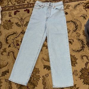 NWOT. Levi's Blue Straight Leg Jeans Classic Style